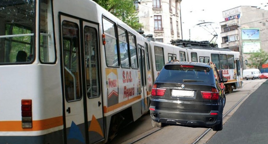 Un tramvai a deraiat încercând să depășească un BMW!