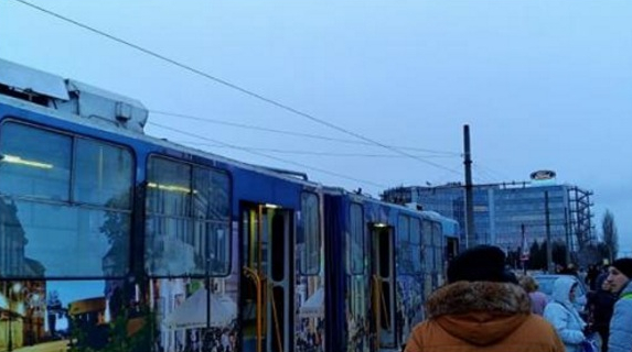 Un tramvai s-a dezmembrat în mers la Craiova. Iohannis e de vină, că nu a pus-o ministru pe Olguța!