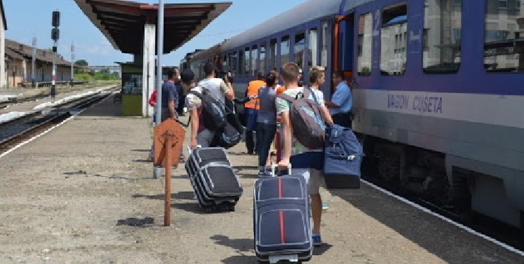 Călătorii unui tren care a făcut 3 zile de la Timişoara până la mare, foarte mulțumiți că au economisit din banii de cazare!
