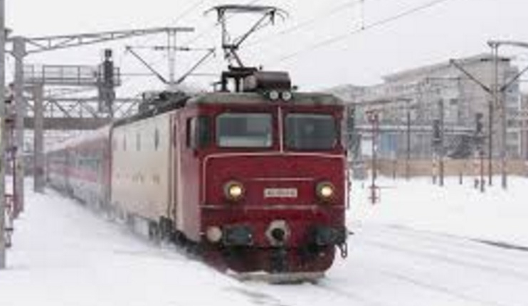 Un tren înzăpezit în decembrie a ajuns azi în Gara de Nord. Cu tot cu zăpadă!