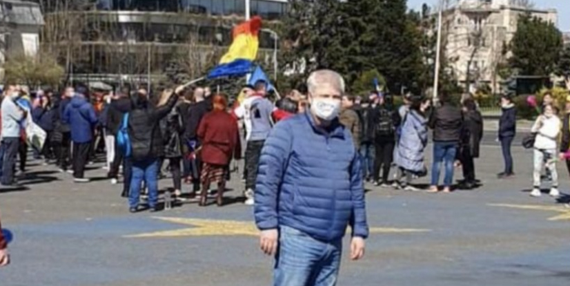 Fostul primar Tudorache la protestul anti-botniță, deşi el e mai mult anti-brățări de când e anchetat de DNA