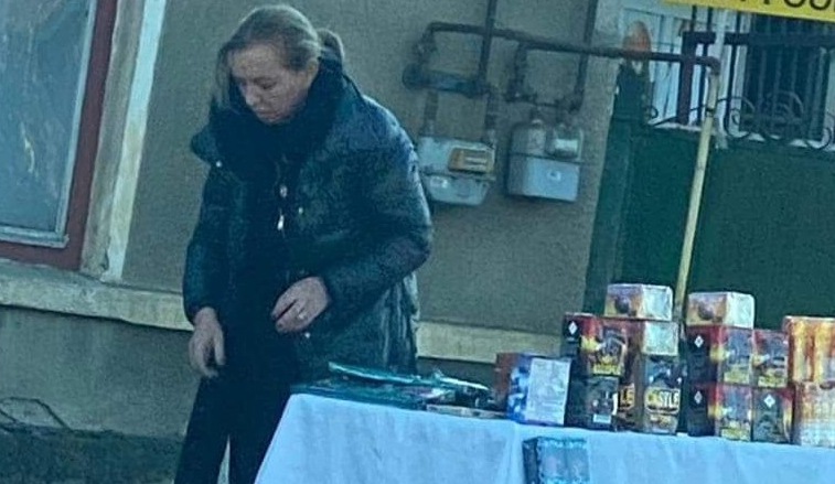 O fostă consilieră a Vioricăi Dăncilă vinde petarde la tarabă. Aşa arată o lume normală, fără PSD!